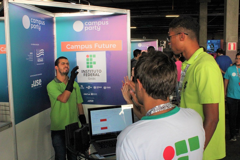 As Luvas Transceptoras, que fazem tradução simultânea e bidirecional entre Libras e Português, obteve o primeiro lugar da Câmpus Future, um dos programas da Campus Party